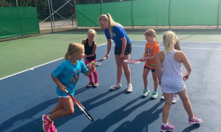 Full fart på tennisskolan