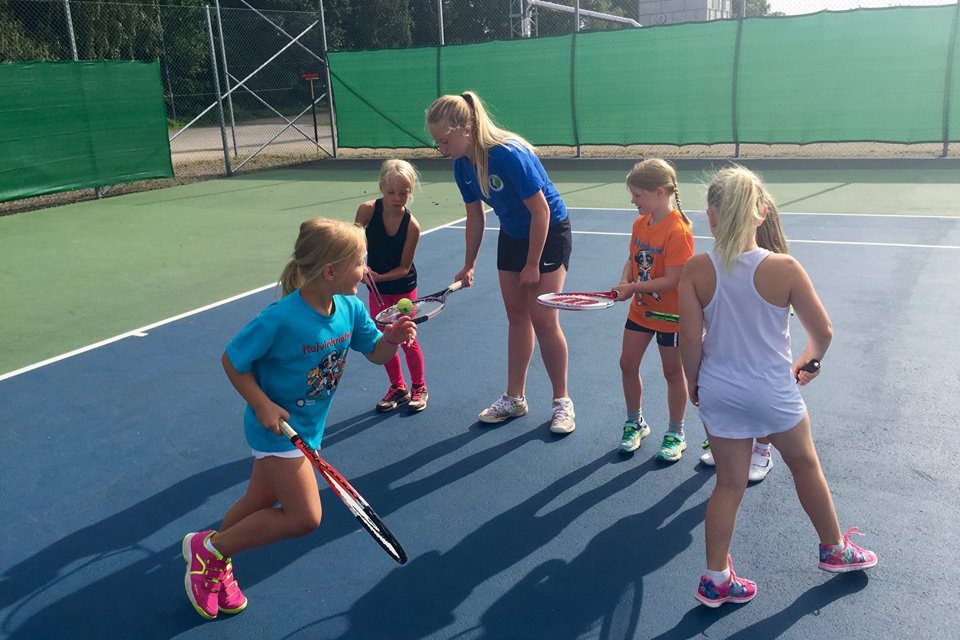 Full fart på tennisskolan