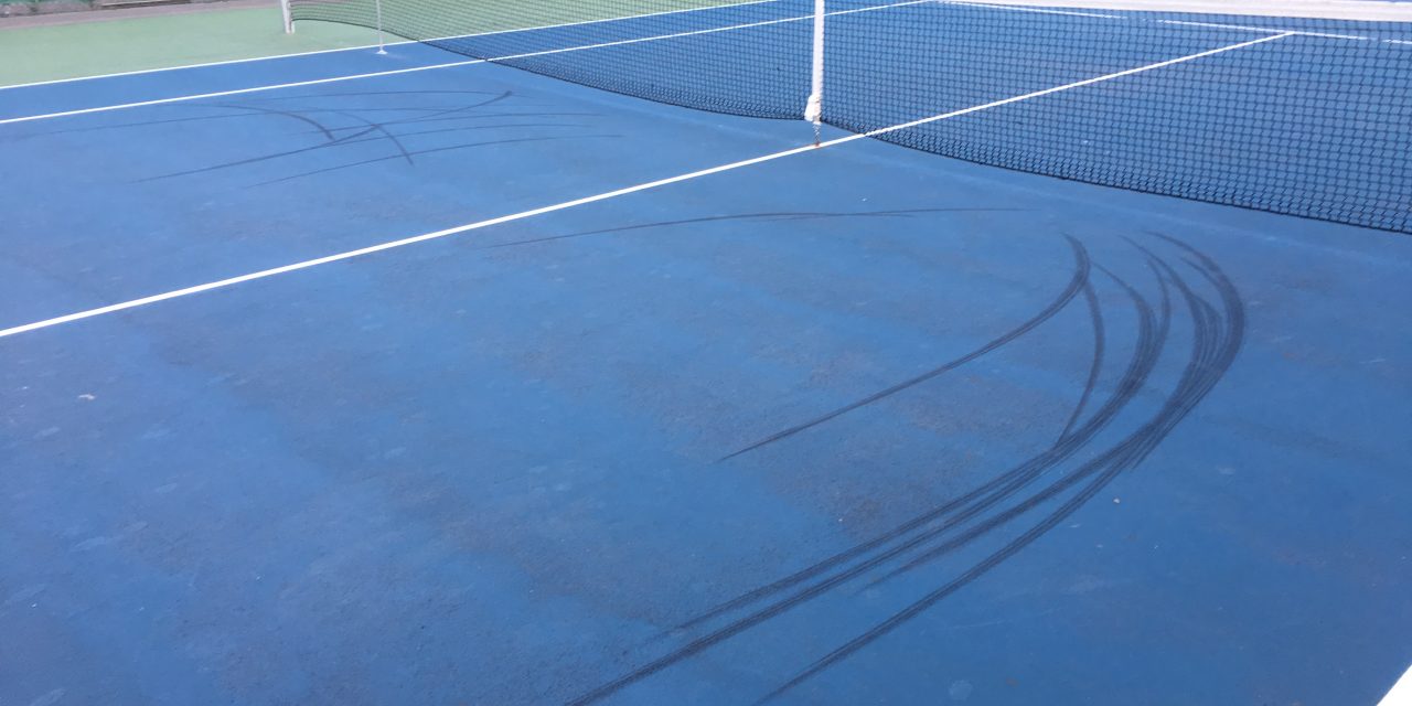Cykla inte på tennisbanan!